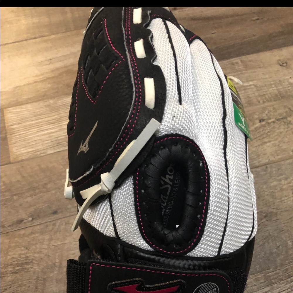 Left handed girls mizuno softball glove